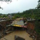  Tras la caída del puente, los moradores permanecen incomunicados. 