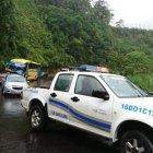  Los vehículos hacen fila para poder cruzar.  