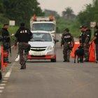  Los autos que pasan por la vía son revisados completamente. Los agentes usan canes para detectar droga o explosivos.  