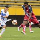  Jugador de El Nacional disputa el balón con Melgar de San Jose de Oruro en el estadio Atahualpa. 22 de febrero del 2018 