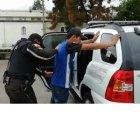  La policía lo detuvo por tener una actitud sospechosa.  