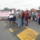  Los arroceros manifestaron sus inconformidades mientras la Policía los intenta disuadir. 