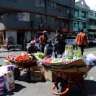  En la calle Lizardo Ruiz, el comercio informal se realiza en carretillas para movilizarse más rápido.  