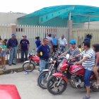  Familiares de la estudiante acudieron a  la salida del hospital de Babahoyo.  