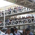  Anuncio. Uno de los guardias del Centro de Convenciones de Guayaquil informa que no hay espacio en el interior para más personas.  