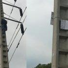  Un hombre paralizó el tránsito por un supuesto intento de suicidio.  