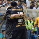  Maradona se fundió en un abrazo con su jugador estrella del partido.  