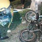  Un taxi impactó a una moto en la que viajaban dos personas. 