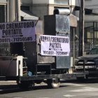 Uno de los crematorios, ubicados en plena vía pública.