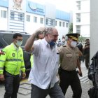 Bucaram porta actualmente un grillete electrónico.