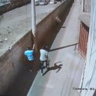 Dos hombres fueron captados en video mientras asaltaban a una joven.