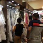 Los dueños de locales de alquiler y venta de vestidos para fiestas están preocupados.
