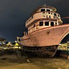 Dos individuos iban a refugiarse en el barco para fumar cuando descubrieron el cadáver.