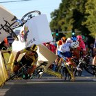 Dylan Groenewegen (i) cruzó primero la meta pero fue descalificado por causar el accidente de Fabio Jakobsen en la jornada inaugural del Tour de Polonia.
