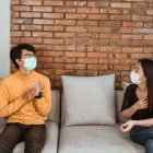 Mantener la distancia social en una reunión es primordial para no contraer el virus.