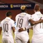 Junior Sornoza (i) marcó un gol y Cristian Martínez (c) un doblete en la victoria de los albos sobre los rayados.