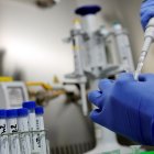 En Europa, Moderna se ha aliado con la española Rovi para la fase final de producción de su vacuna y desde donde partirá su modelo de distribución en Europa y el resto del mundo.