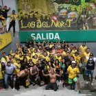 Los barristas del Barcelona estaban listo para ver el partido pero en casa