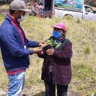 Las comuneras recibieron arbolitos frutales para alimentar a sus familias.