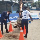 El presidente del Fedeguayas, Roberto Ibáñez y la deportistas Kiara Rodríguez en el arranque de la obra.