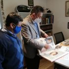 El investigador Mario Cando y el calígrafo Gerardo Machado revisan la información para la obra.