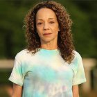 Alison no es parte del mundo del espectáculo, pero ha sido conocida por sus escándalos y distanciamiento con la familia.