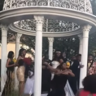 Una de las damas de honor se abalanzó contra la mujer.