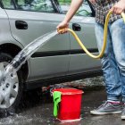 Una de las formas de desperdiciar el agua es lavar el auto.