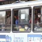 Los articulados de la metrovía efectúan el recorrido con un aforo superior al permitido por la ATM.