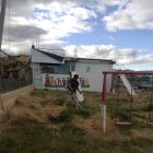 Los vecinos se juntaron para adecentar el parque infantil.