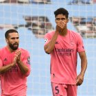 El defensor francés del Real Madrid Raphael Varane (R) reacciona después de que el centrocampista inglés del Manchester City Raheem Sterling (invisible) marcó el primer gol de su equipo.