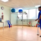 Los médicos realizan los movimientos, que los clientes tienen que repetir los movimientos.