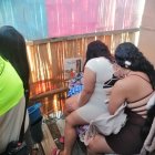 La policía encontró a varias mujeres ejerciendo, supuestamente, trabajos sexuales.