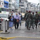 Militares patrullan las calles pidiendo distanciamiento.