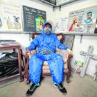 Como si estuviera sentado en un trono rodeado de lápidas, Pedro recuerda que trabaja cuatro años en el cementerio de Calderón, norte de la capital.