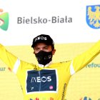 Richard Carapaz ganó la tercera vuelta y en la cuarta sufrió un accidente