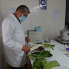 Mauricio Núñez usa entre los productos hoja de ajo de la selva, ajo de la Sierra, cebolla blanca y colorada.