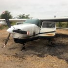 La avioneta tenía los neumáticos quemados.