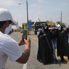 Quienes pasaban por el peaje Durán-Boliche se fotografiaban con los agentes disfrazados.