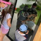 El delantero Ángel Mena saluda a su familia, a través de una puerta de vidrio, para evitar contagiarlos de Covid-19.