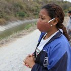 Jessenia Cuzme suplica por ayuda para localizar a su sobrina Génesis de 10 años, desaparecida mientras se bañaba en este caudal.