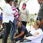 Sentada en el suelo, cerca del trasvase en la vía a la costa, Ana Cuzme Caicedo lloraba desconsolada por la desaparición de su hija.