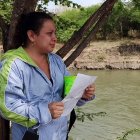 Laura Tigua, sostiene en sus manos una hoja con la foto de Kimberly, su hija de 14 años.