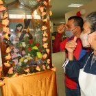 Luis Chávez y Celeste Zumba se persignan al ingresar a sus locales.