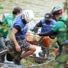 El cuerpo de Génesis fue localizado la mañana de ayer. Personas del GIR lo retiran del agua.