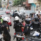 Decenas de agentes de la fuerza pública siguen apostados en las afueras del hospital del Suburbio, donde se encuentra Bucaram, cuyos seguidores están presentes y pendientes de lo que pase con é