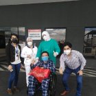 Con pijama, mascarilla y una bolsa con sus pertenencias, el periodista Jonnathan Carrera dejó el hospital.