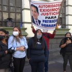 Los familiares del fallecido Patricio Guaranga se apostaron en las afueras de la Corte de Justicia de Chimborazo y se congratularon con el fallo.
