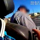 La escena fue grabada con una cámara que la policía llevaba en el cuerpo.