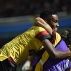 El jugador que bese la pelota, recibirá una multa económica y suspensión.